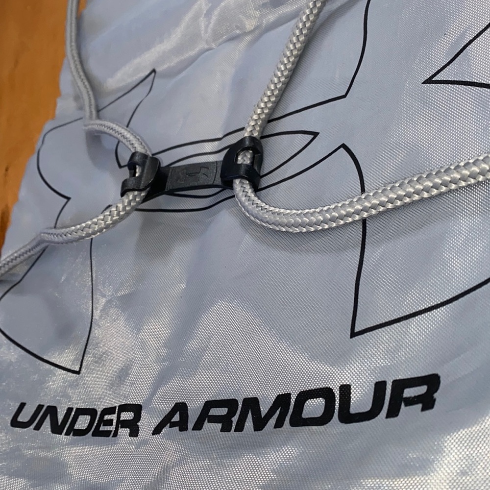 LIKE NEW~ UNDER ARMOUR SLING BAG - Picture 3 of 8